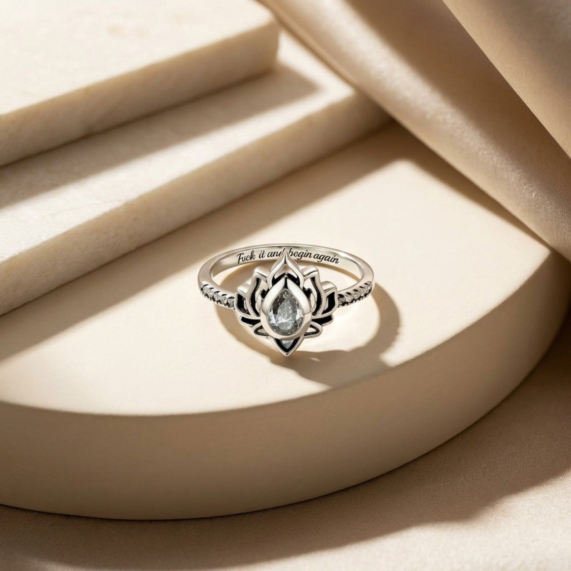 Anillo 'Loto Resiliente' en Flor