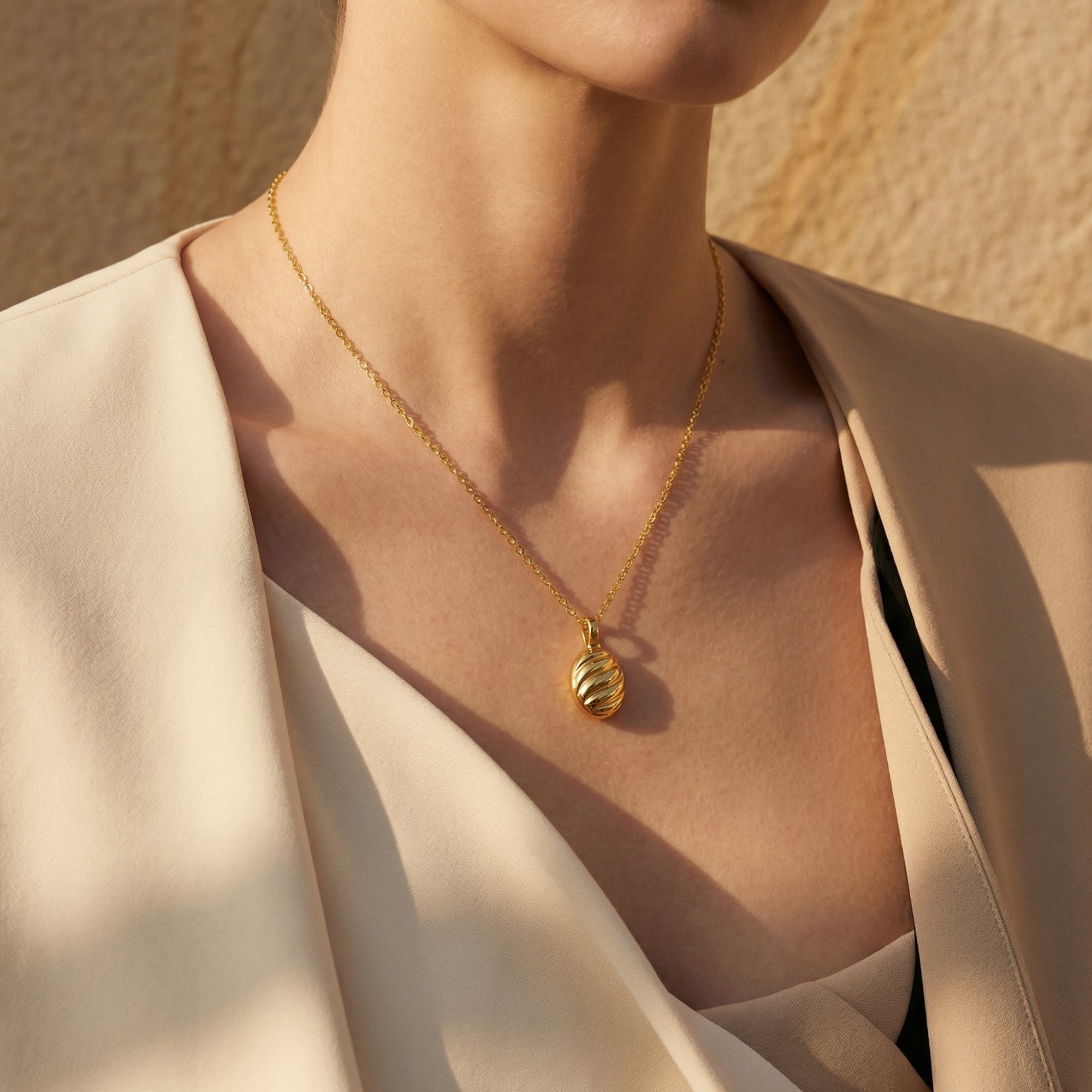 El collar de relicario "Nota secreta"