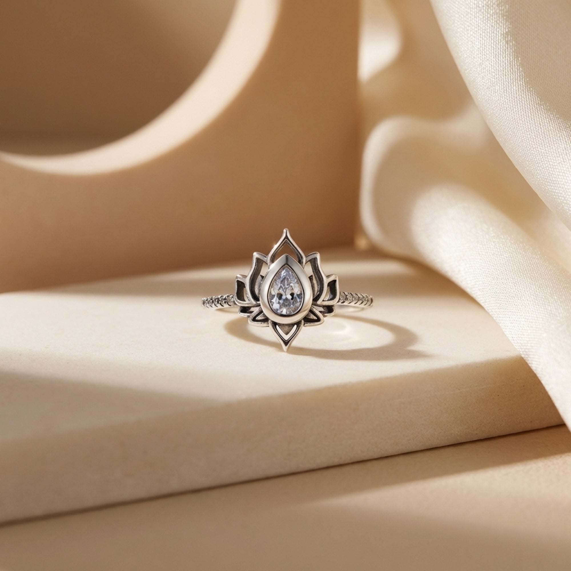 Anillo 'Loto Resiliente' en Flor