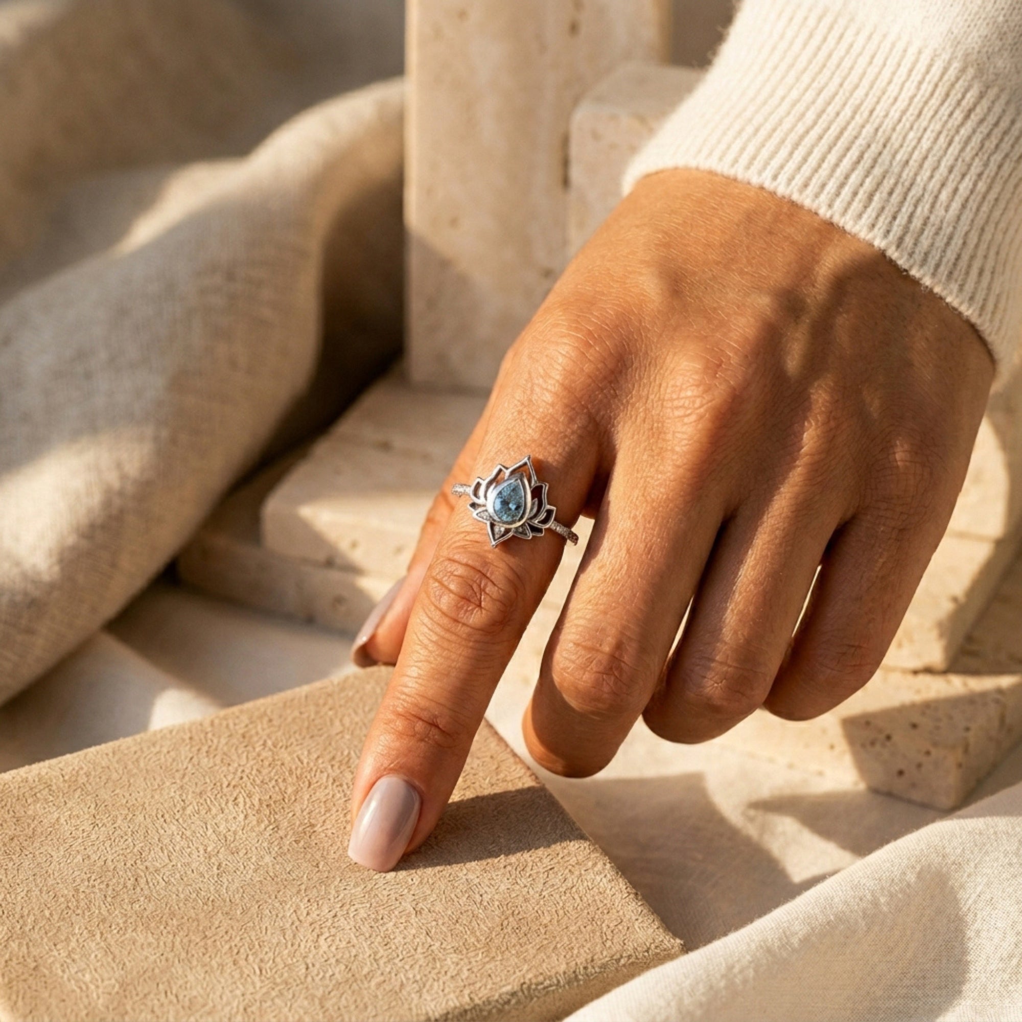 Anillo 'Loto Resiliente' en Flor
