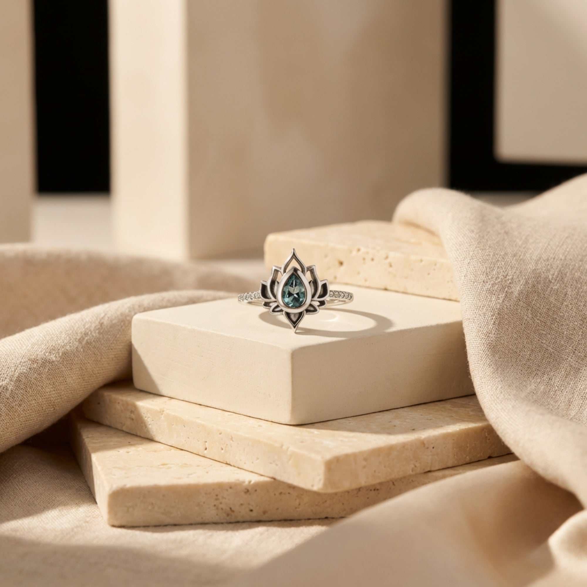 Anillo 'Loto Resiliente' en Flor