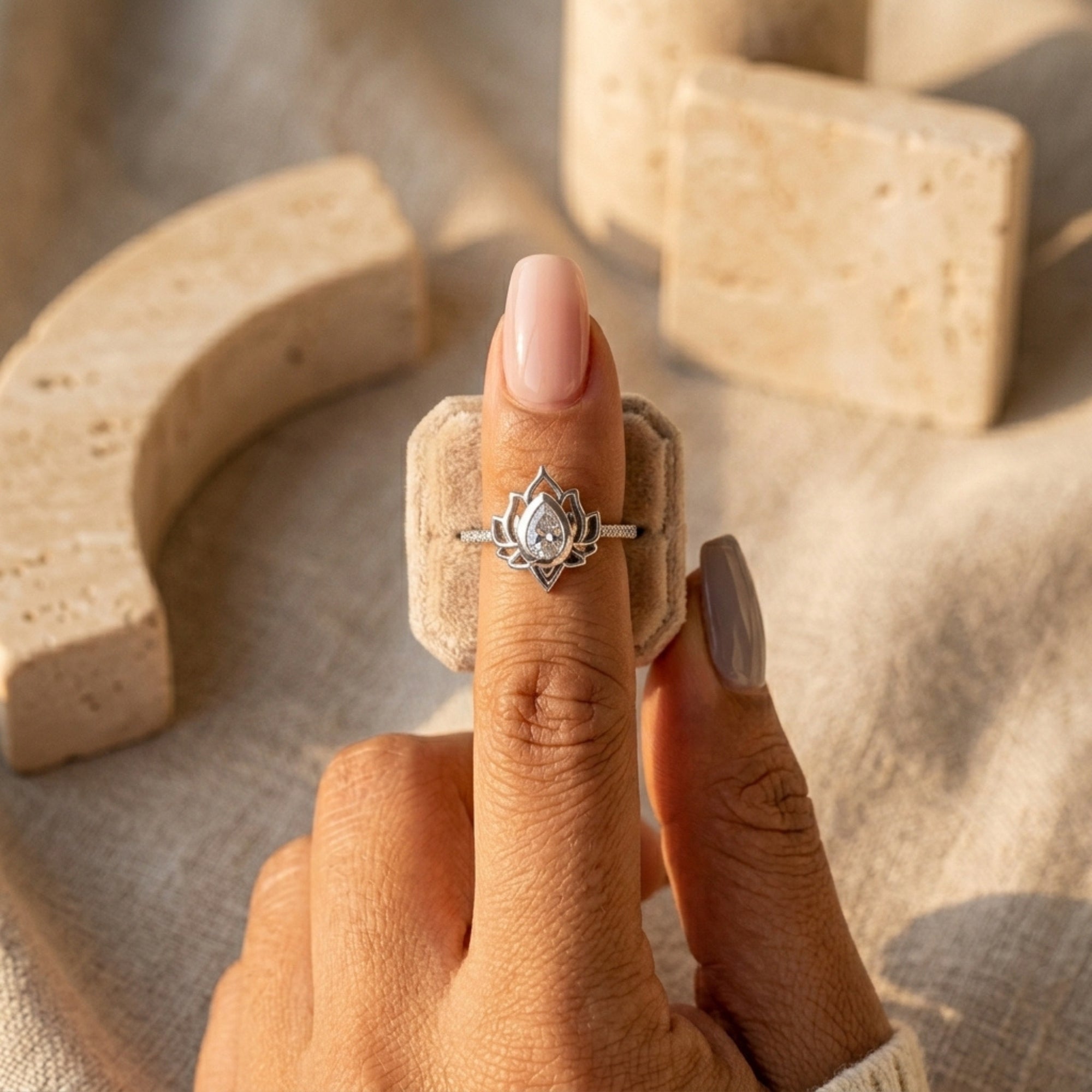Anillo 'Loto Resiliente' en Flor