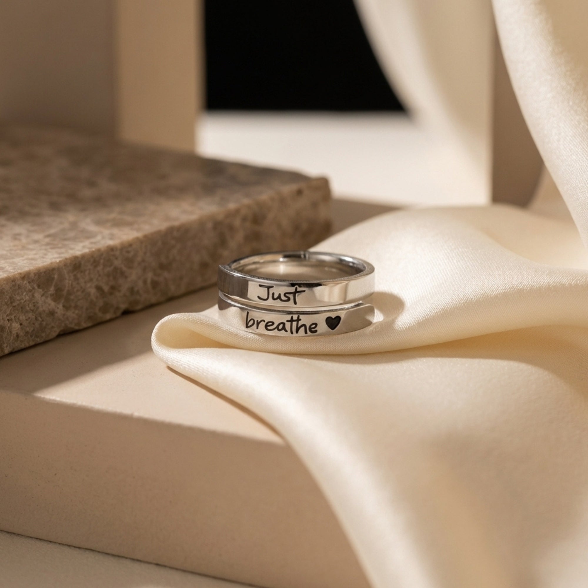 El Anillo Ajustable Envolvente "Just Breathe"