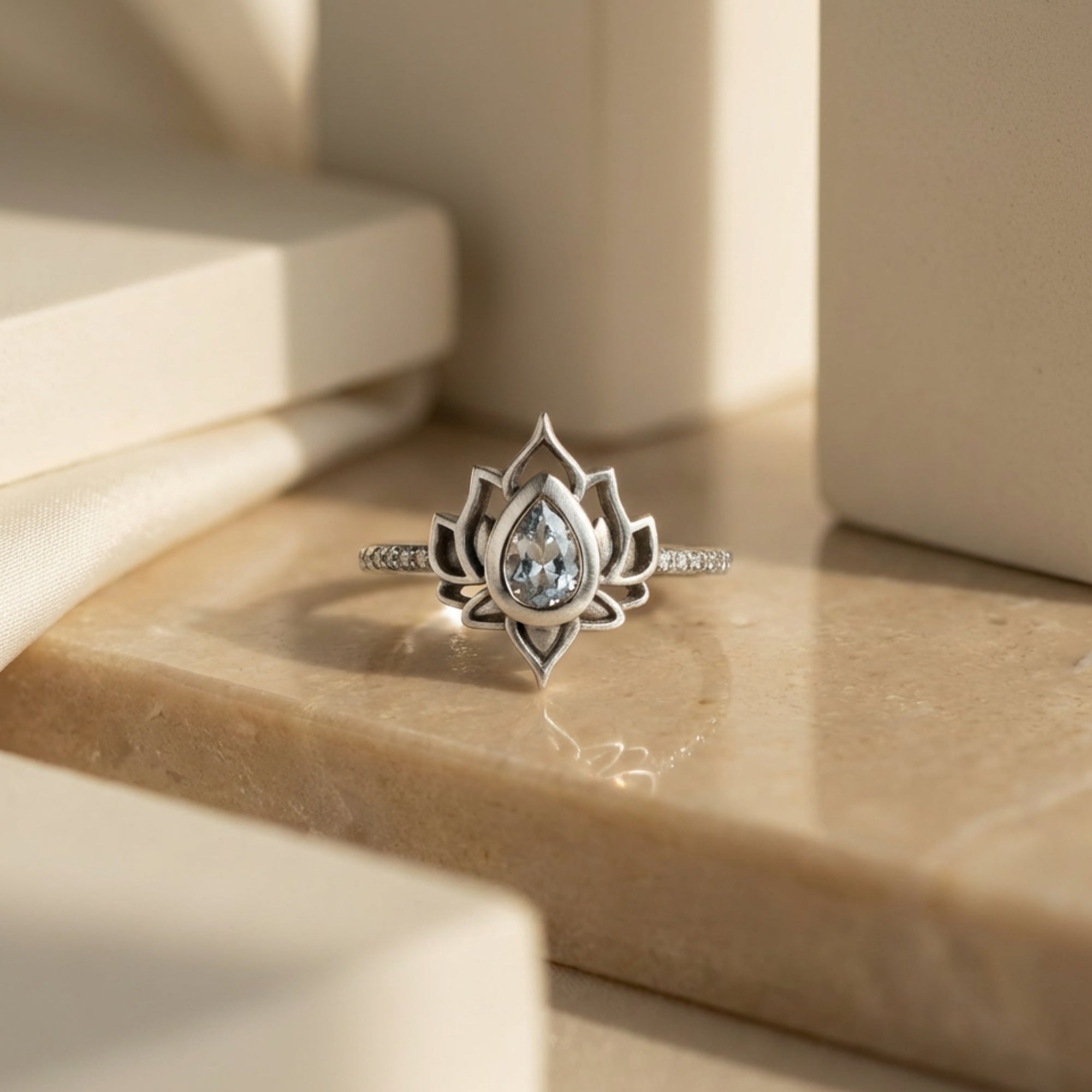 Anillo 'Loto Resiliente' en Flor