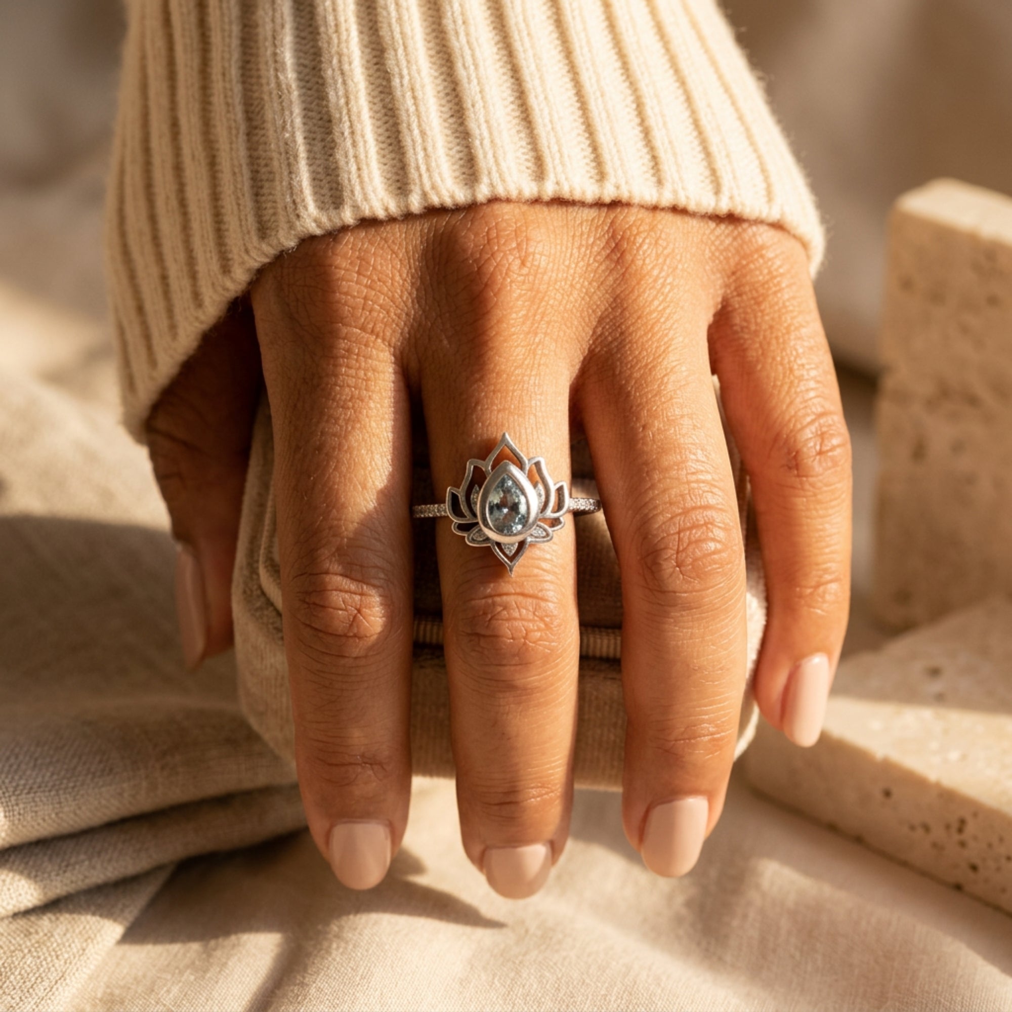 Anillo 'Loto Resiliente' en Flor