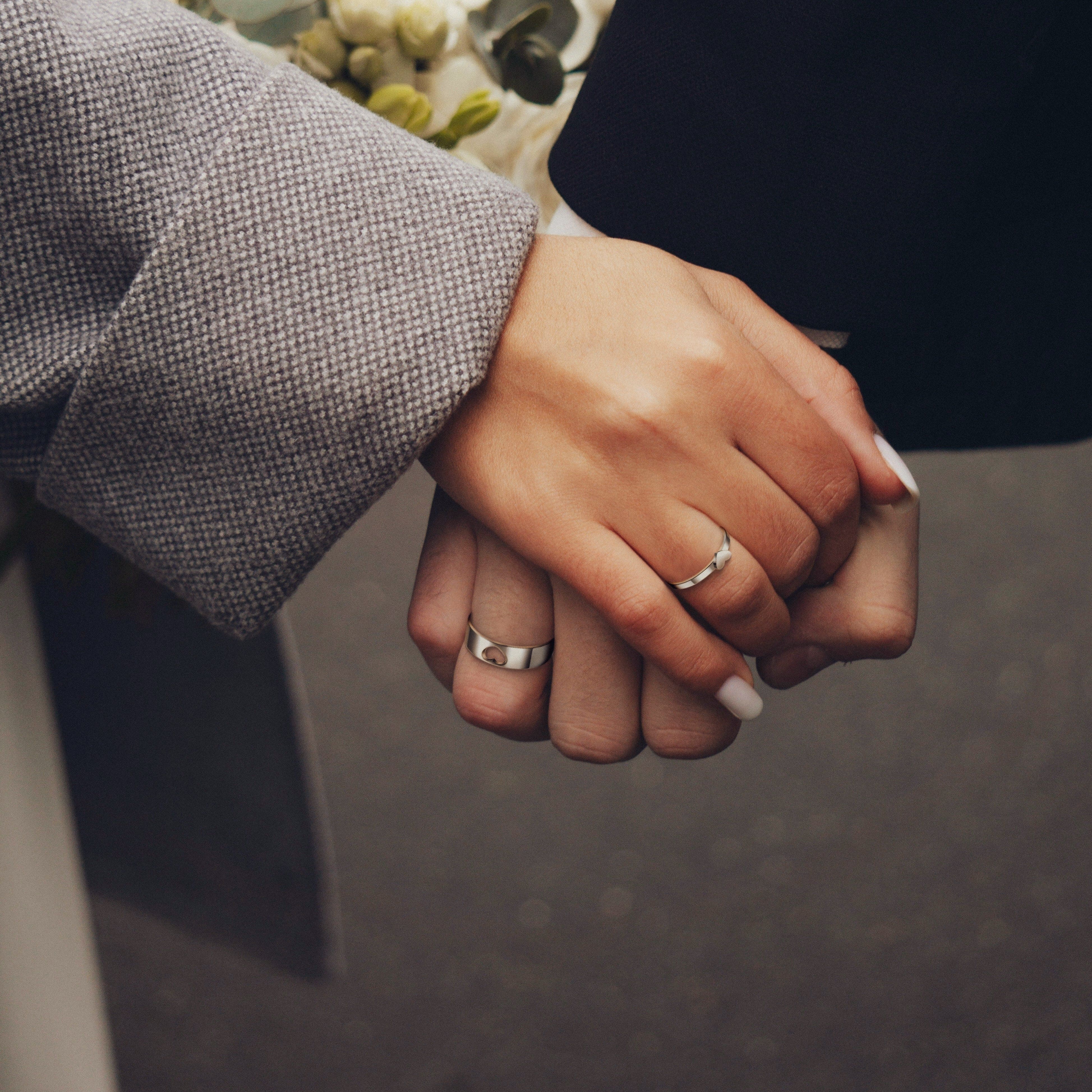Ensemble de bagues de couple superposées avec cœur assorti personnalisé
