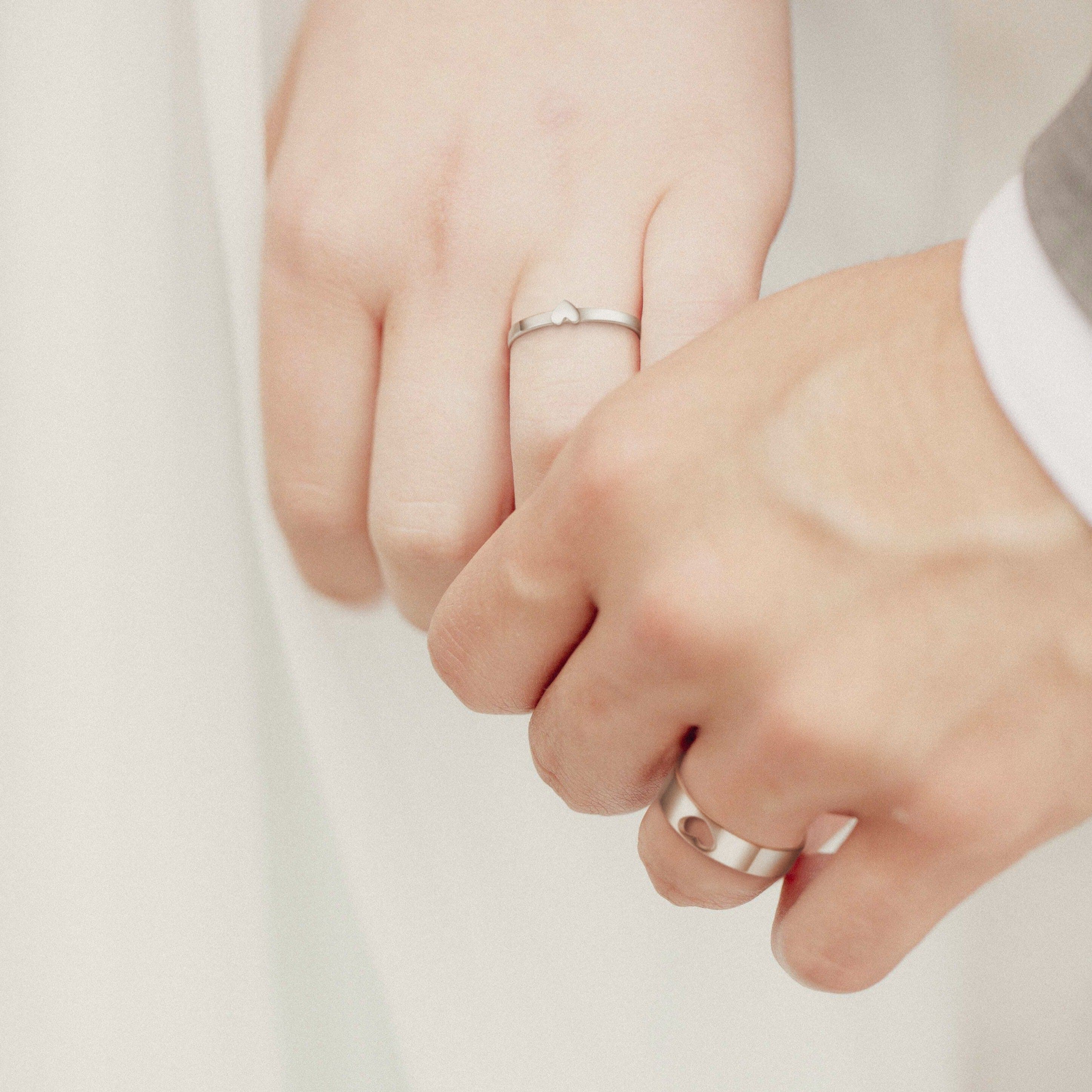 Ensemble de bagues de couple superposées avec cœur assorti personnalisé