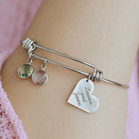 Bracelet jonc personnalisé avec breloque gravée et pierres de naissance - Acier inoxydable
