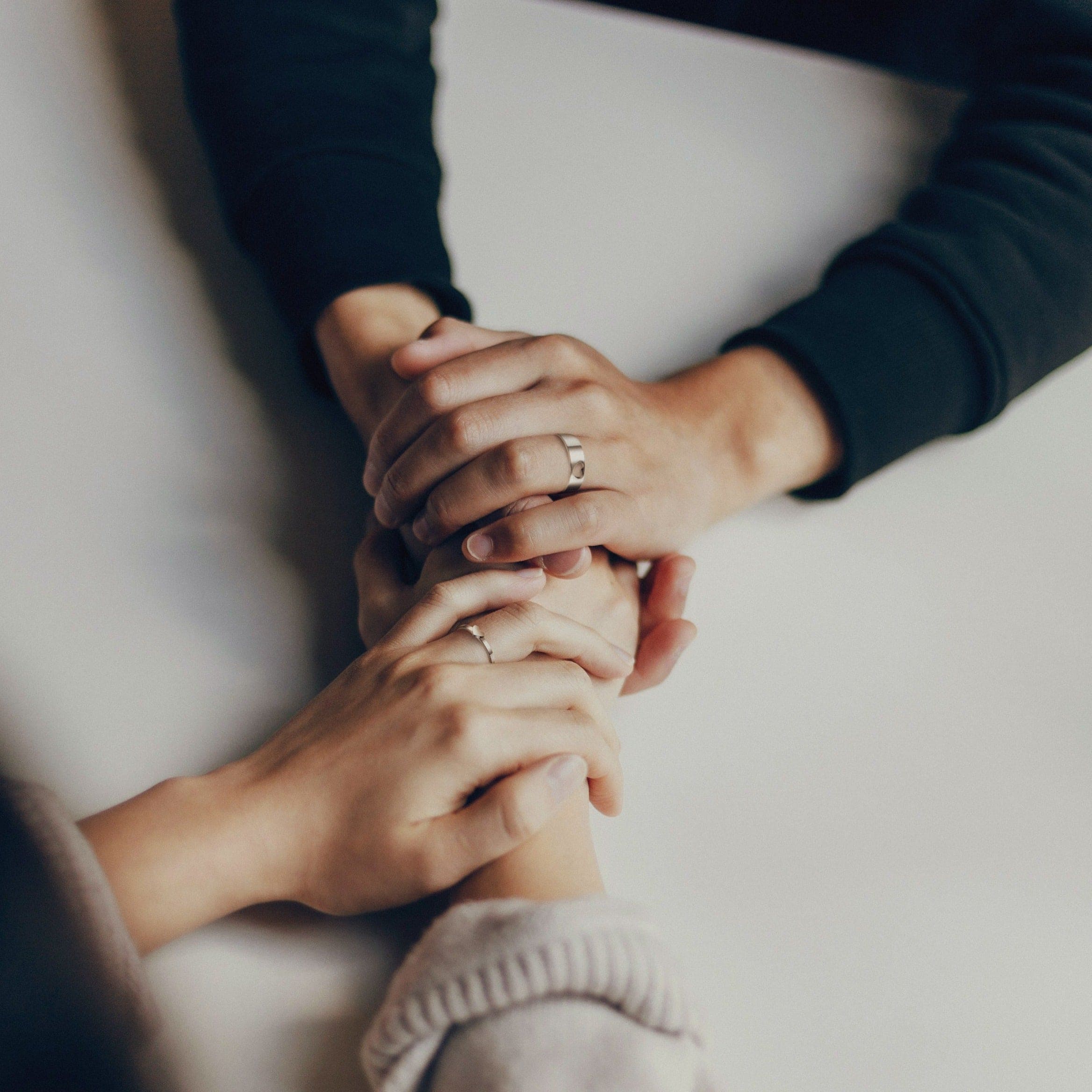 Ensemble de bagues de couple superposées avec cœur assorti personnalisé