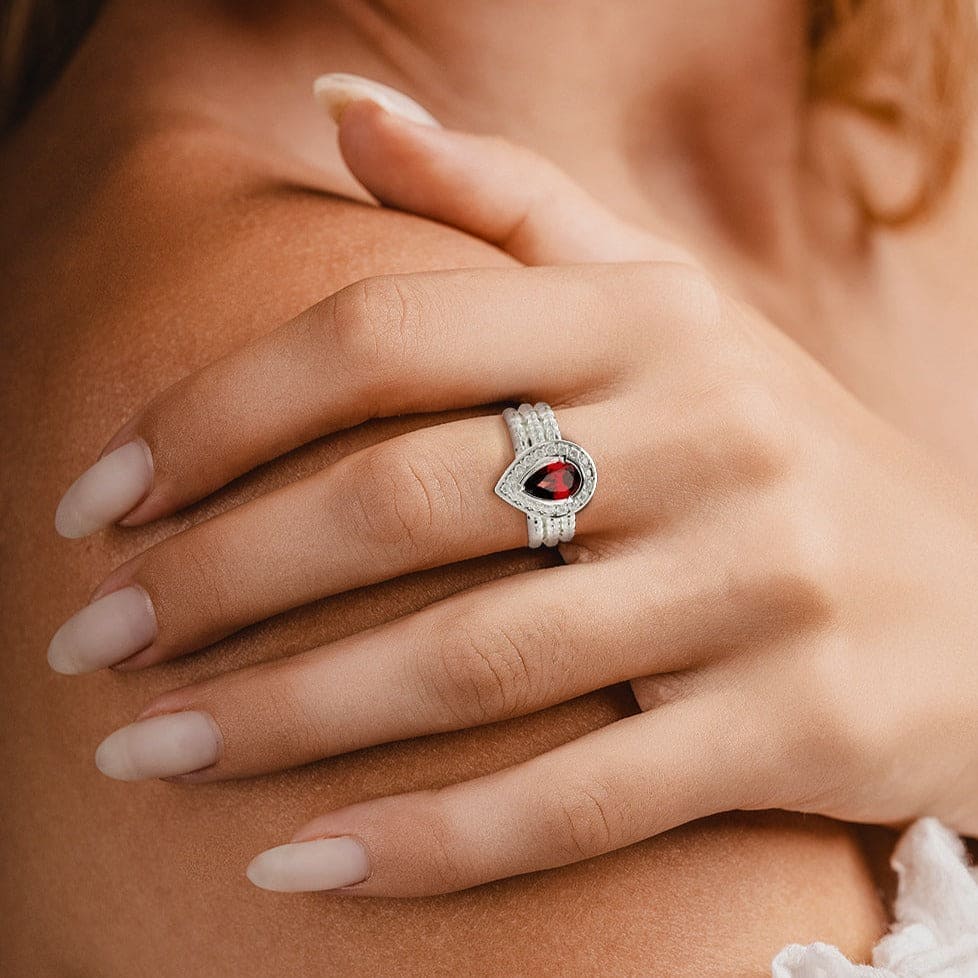 Goutte de sang : Bague halo en grenat taillé en poire - Argent S925