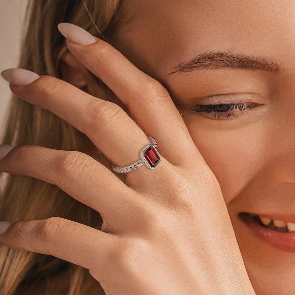La Solitaire : Bague Grenat Taille Émeraude - Argent Sterling S925