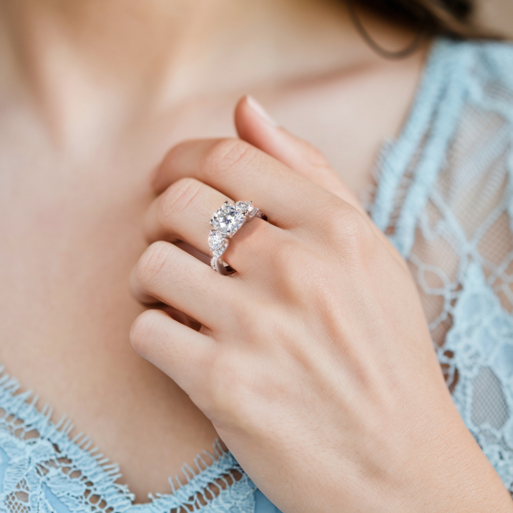 Bague Moissanite Vintage 3 Pierres Taille Ronde