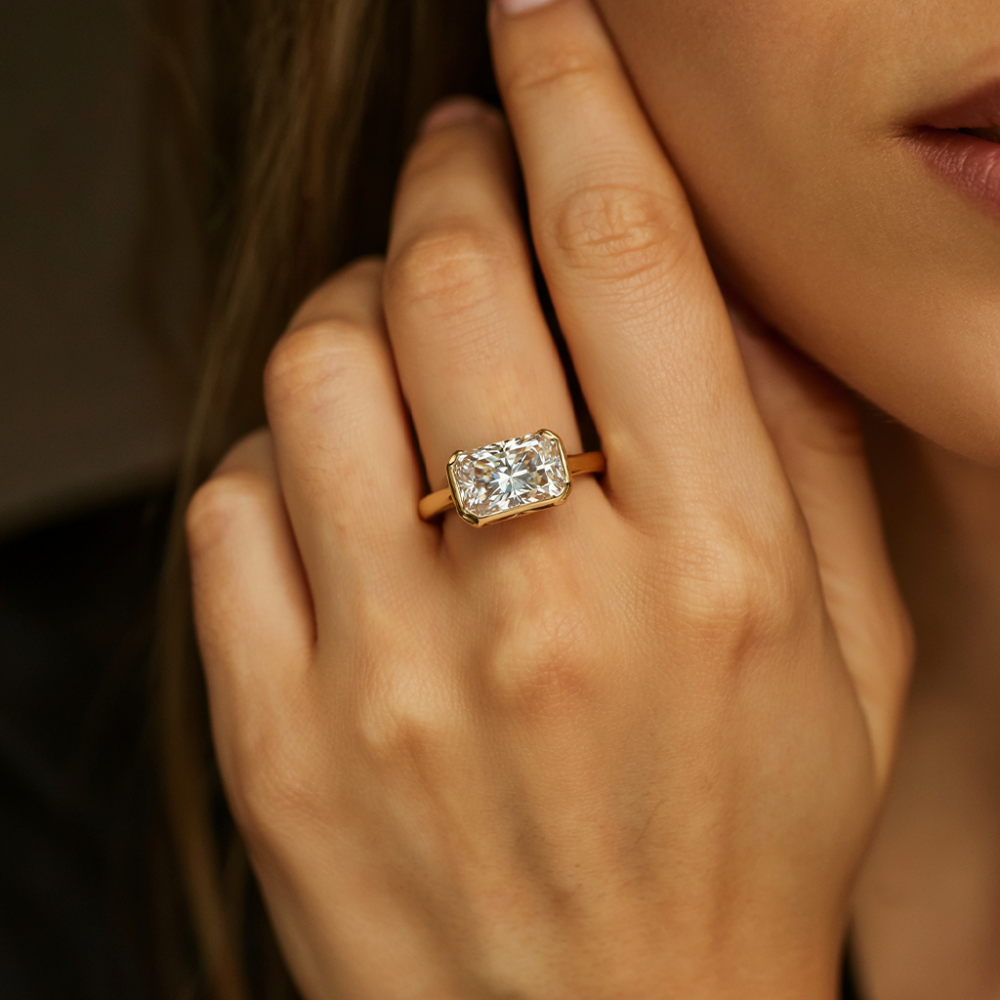 Bague Moissanite 4CT Taille Radiant Sertie Biseau