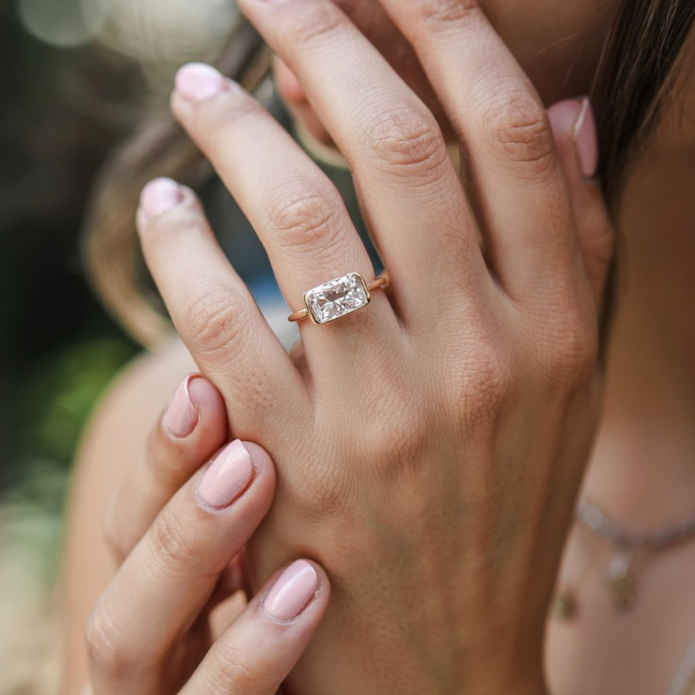 Bague Moissanite 4CT Taille Radiant Sertie Biseau