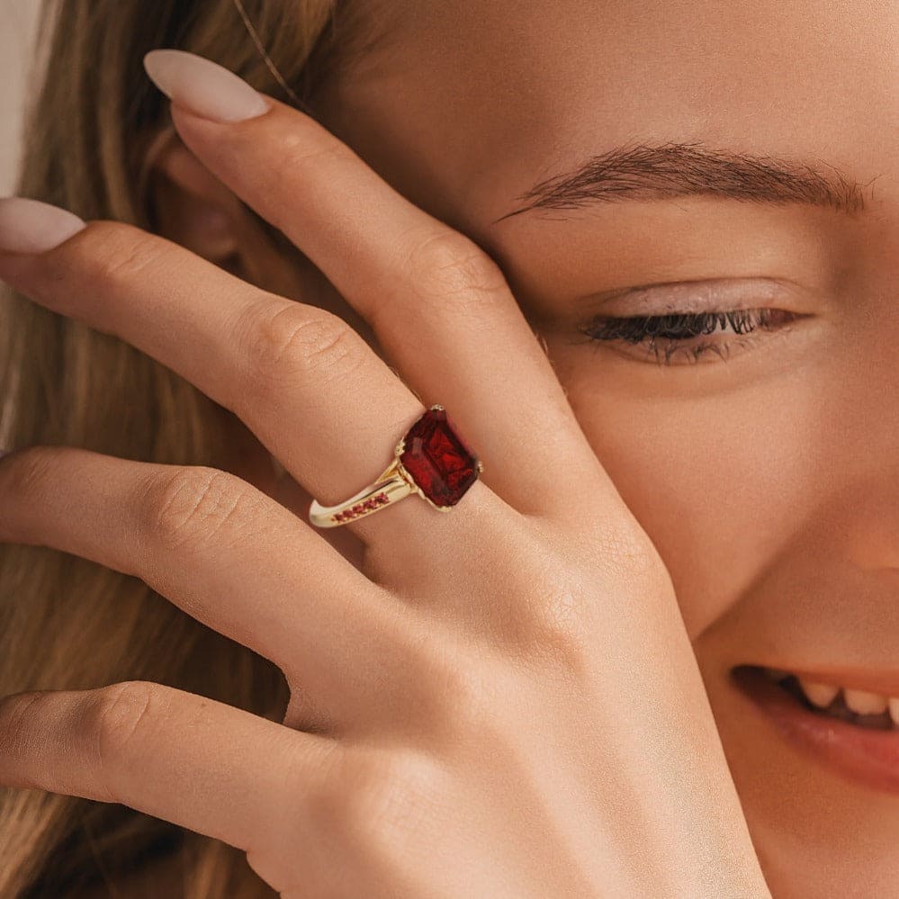 Red Dream: Bague sculptée grenat taille émeraude - Vermeil or 18K