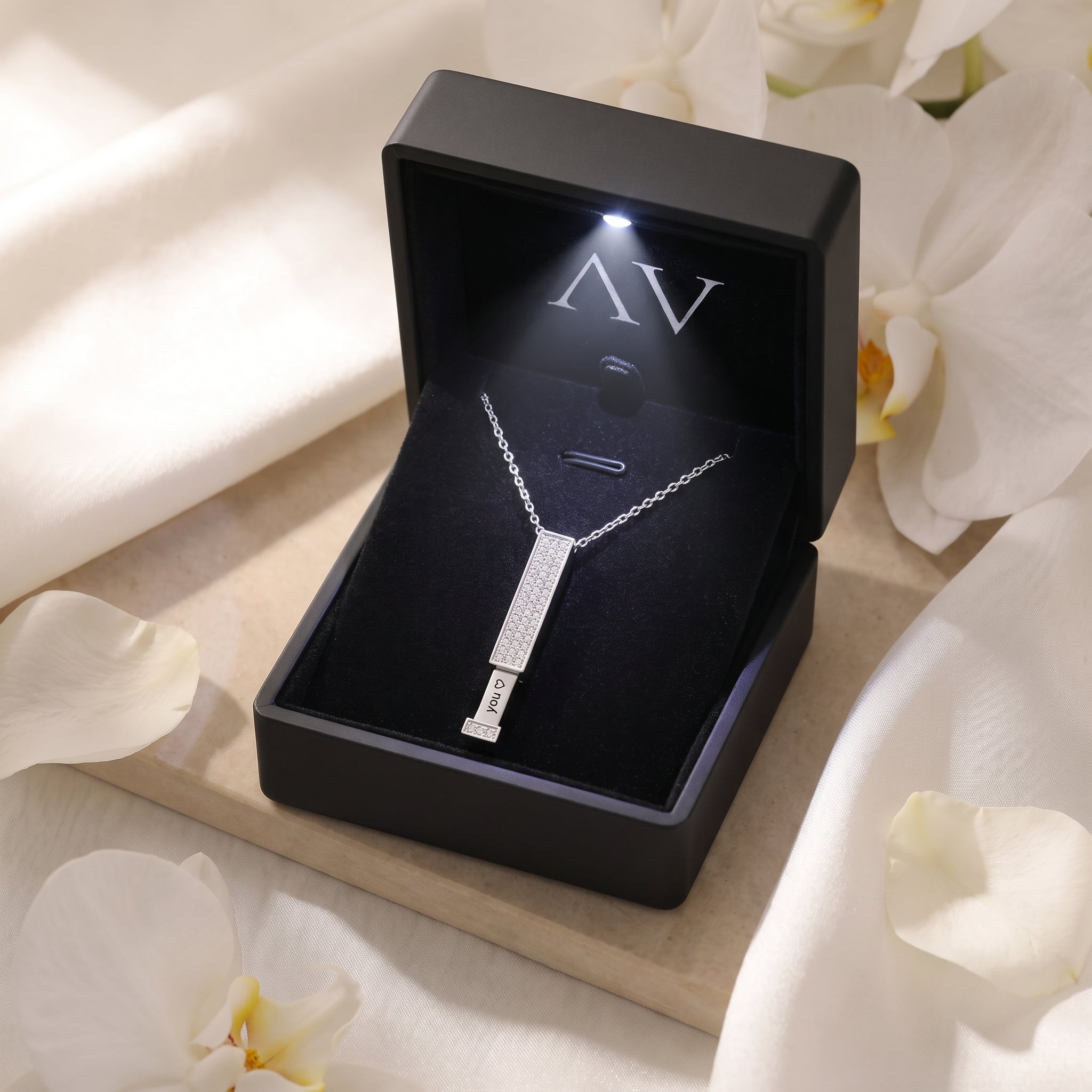 YLQ4422-necklace - Premium LED Gift Box Presentation