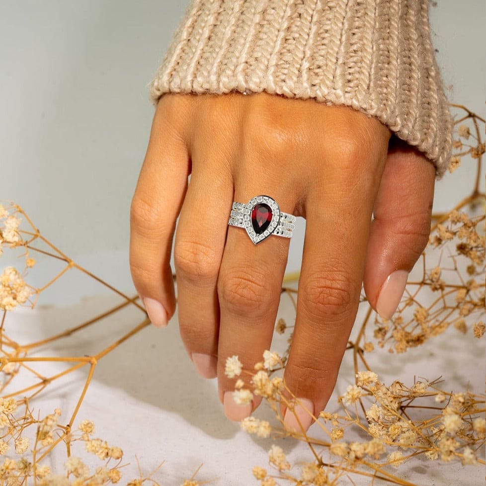 Goutte de sang : Bague halo en grenat taillé en poire - Argent S925