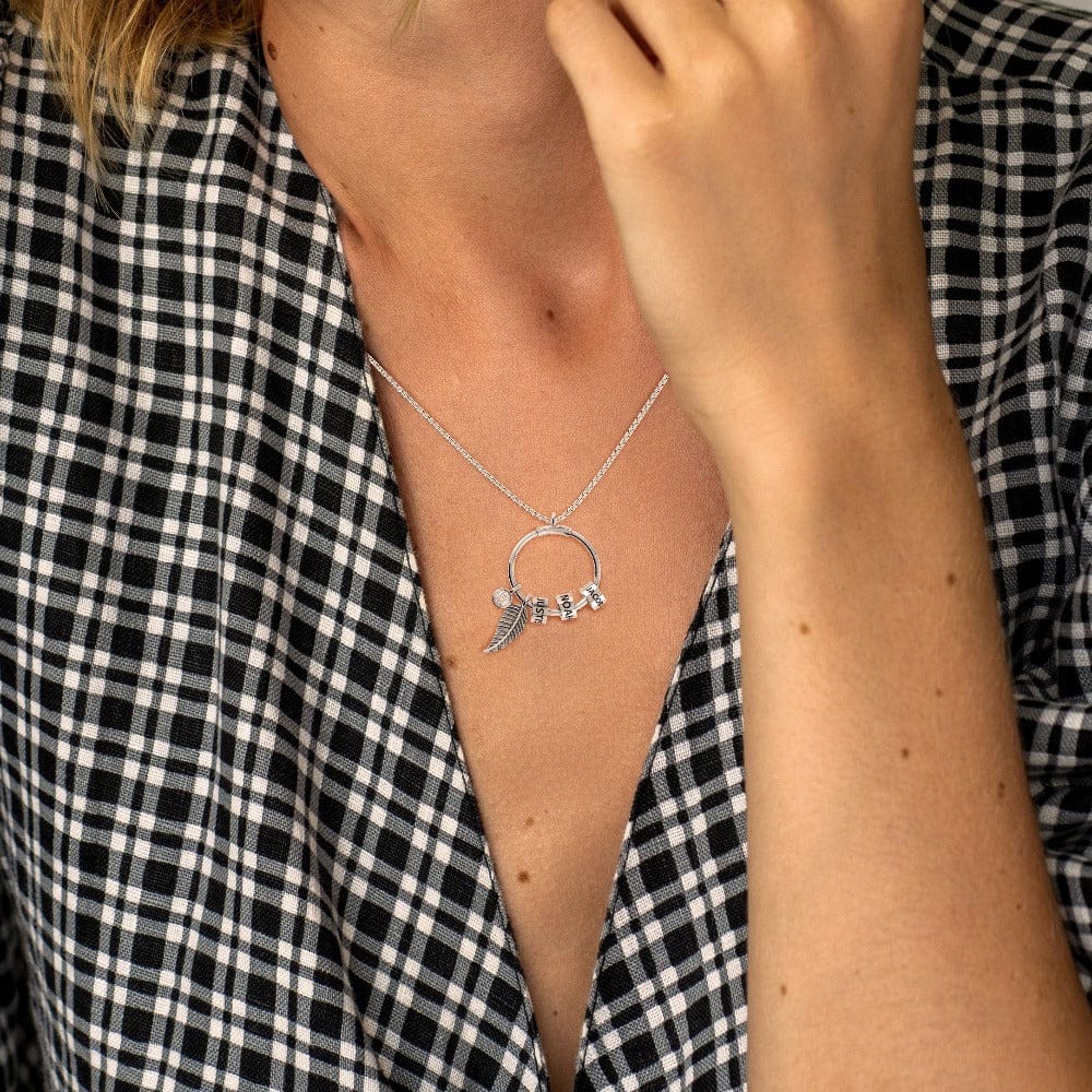 Collier personnalisé avec pendentif cercle perlé et motif feuille