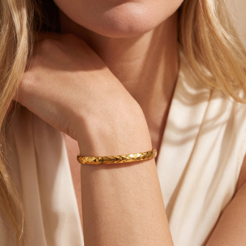 De armband met geometrische facetten