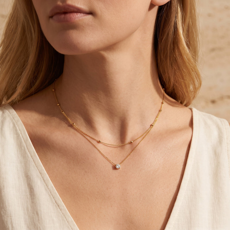 De ketting met dubbele ketting en solitairehanger