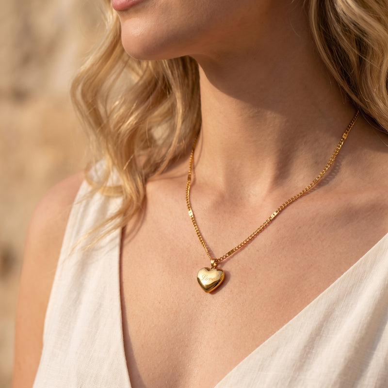 El collar con colgante de corazón grabado