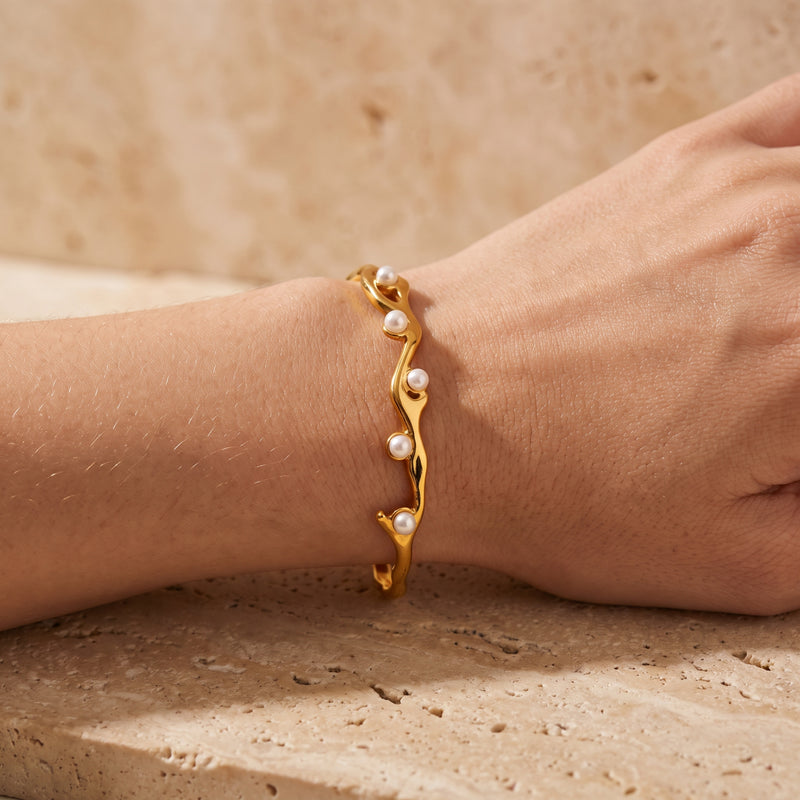 Das skulpturale Perlenarmband mit Wellenmotiv