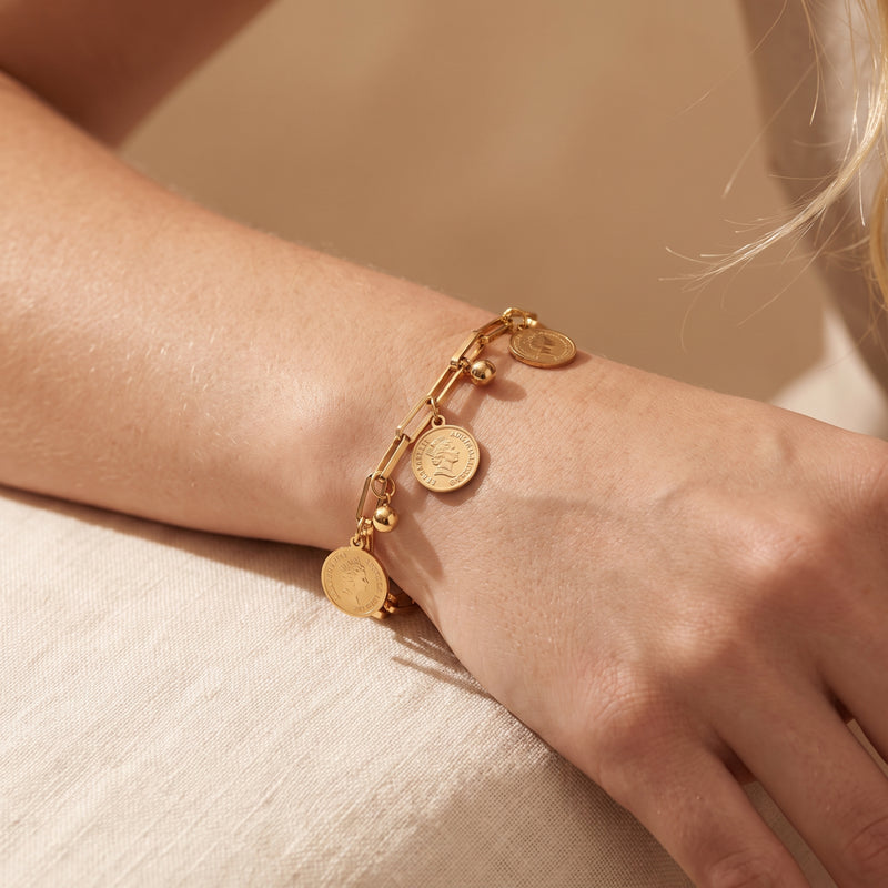 Das Gliederarmband mit Münzanhänger