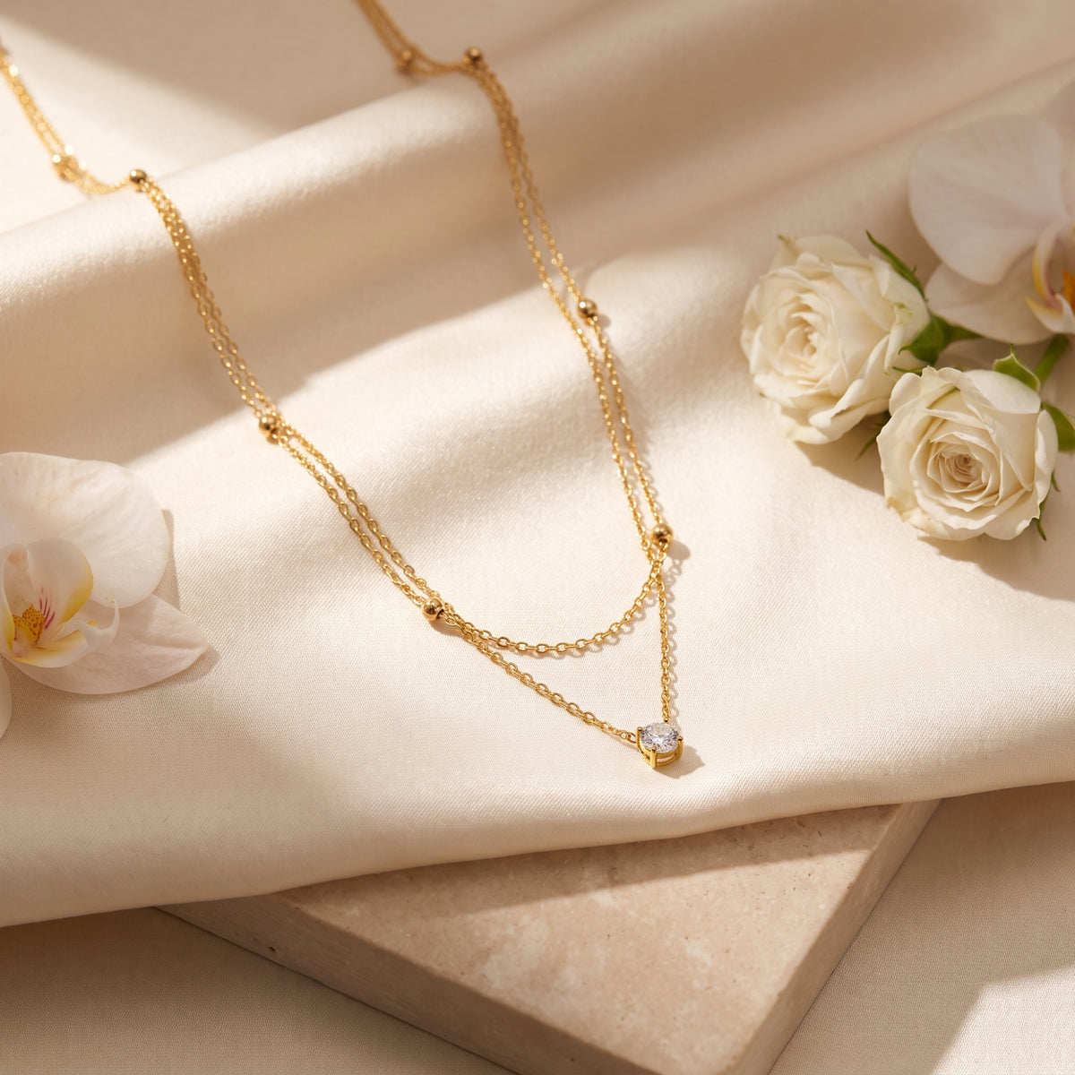 De ketting met dubbele ketting en solitairehanger