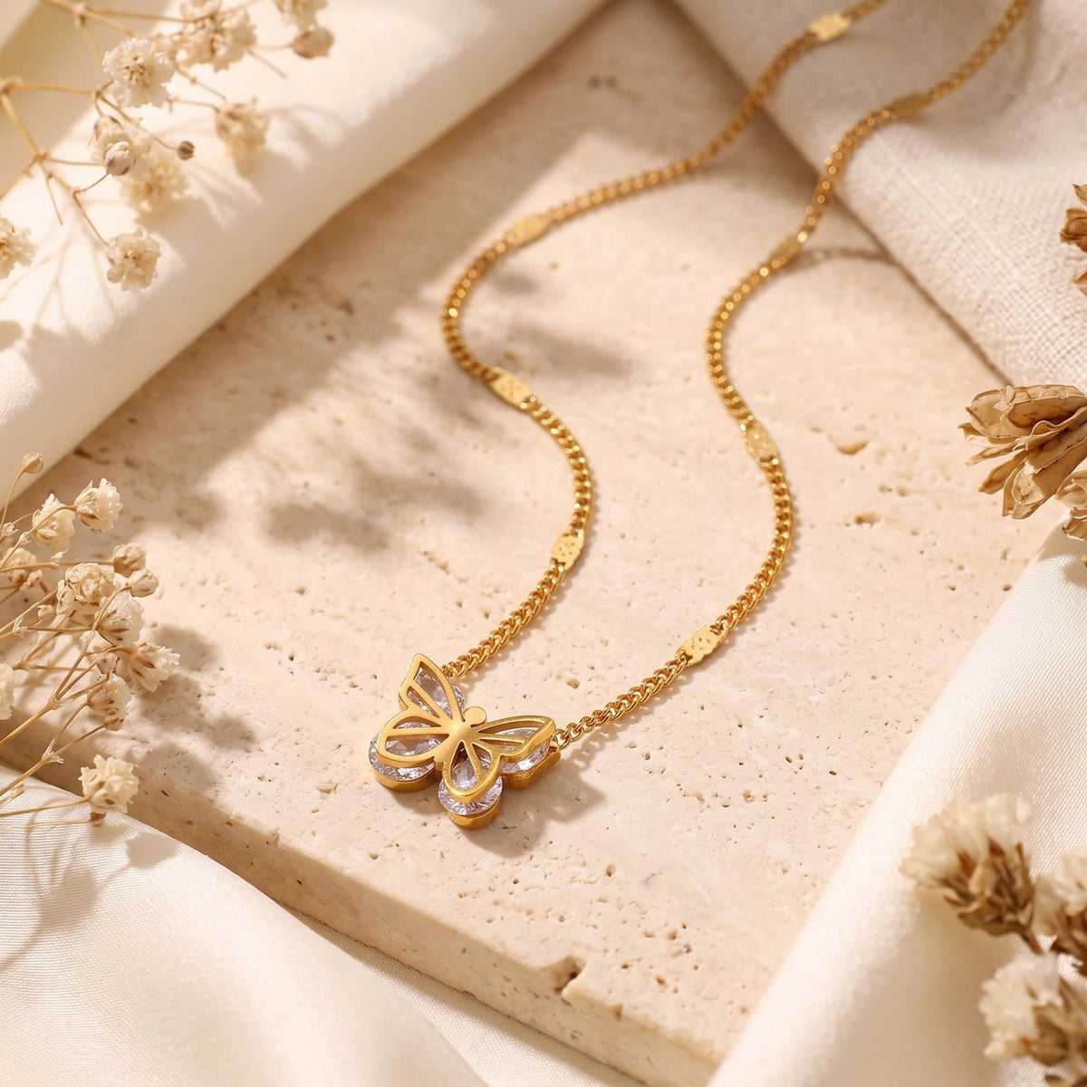 El collar de mariposa de filigrana