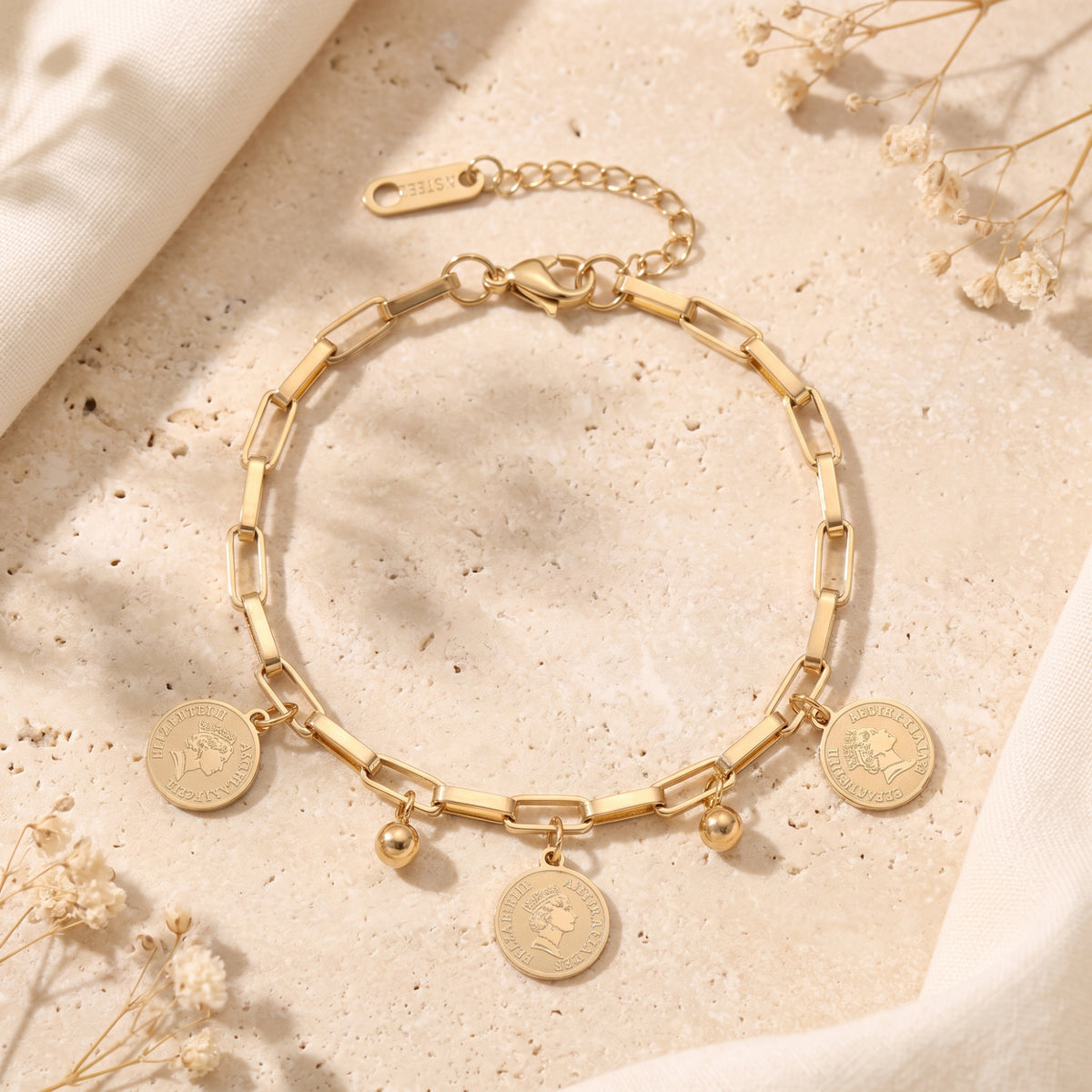 Das Gliederarmband mit Münzanhänger