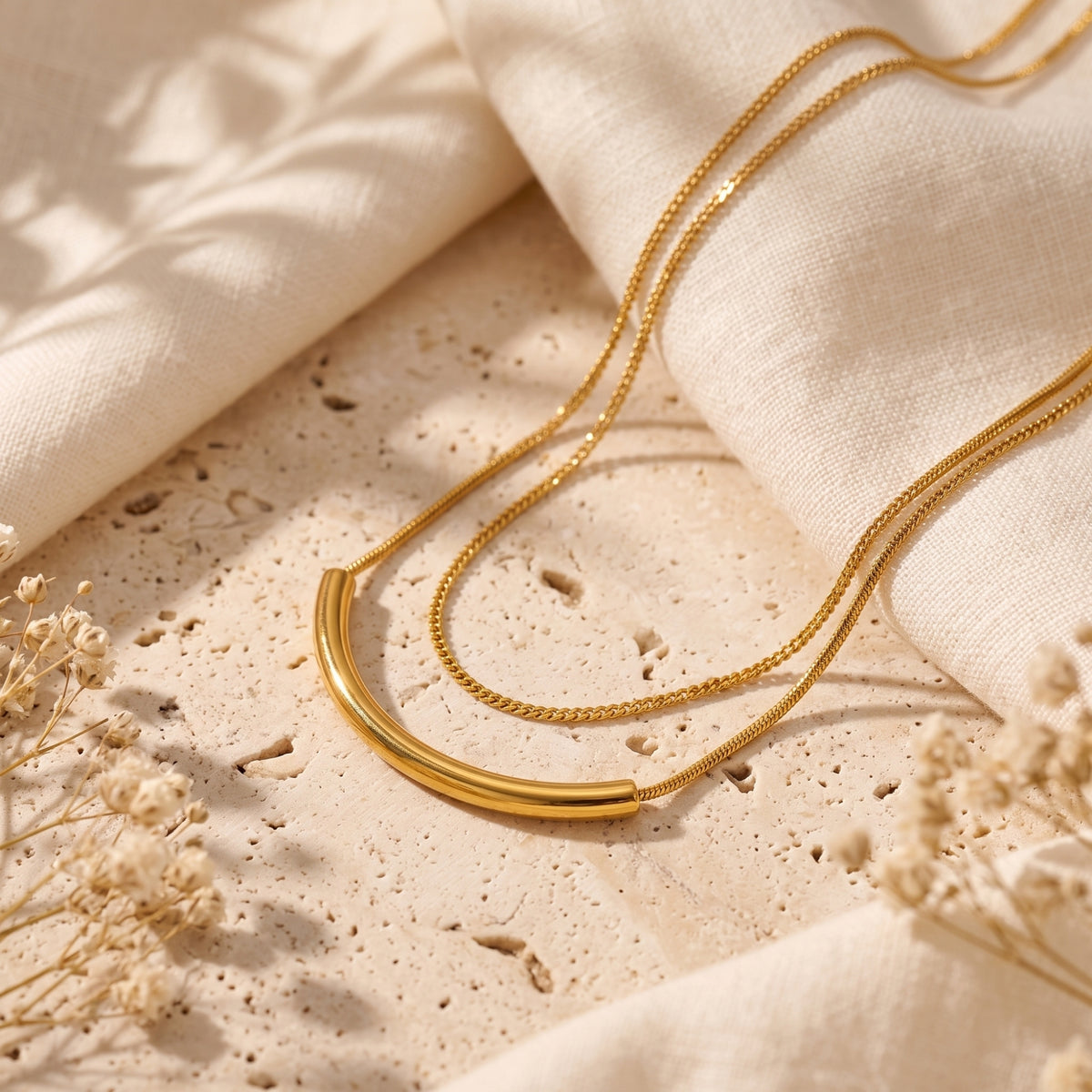 Le collier superposé en arc The Layered Arc