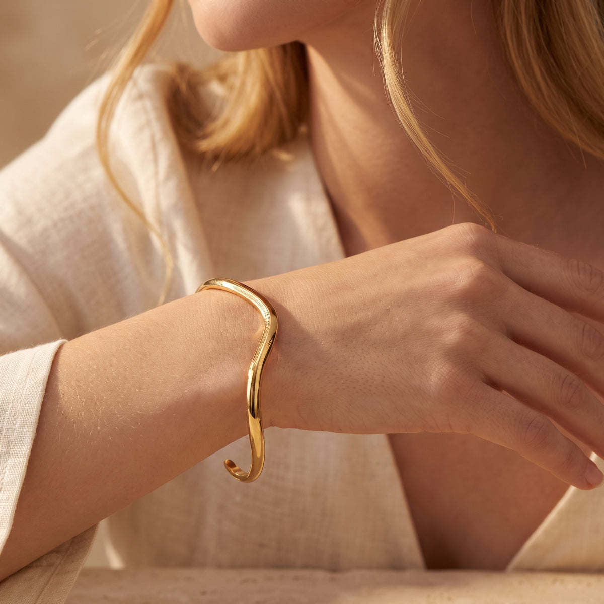 La pulsera brazalete Wave Contour