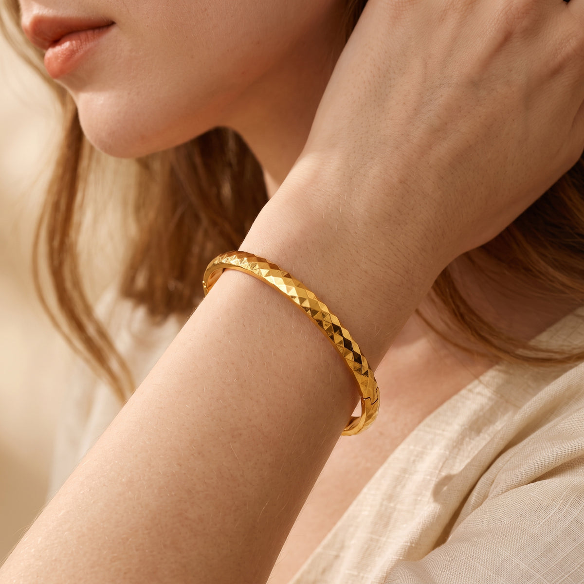 De armband met geometrische facetten
