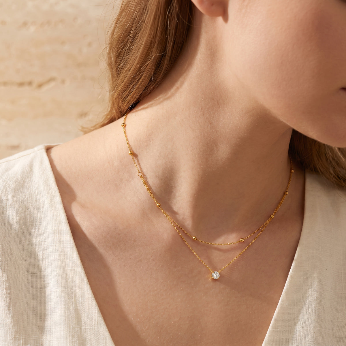 De ketting met dubbele ketting en solitairehanger