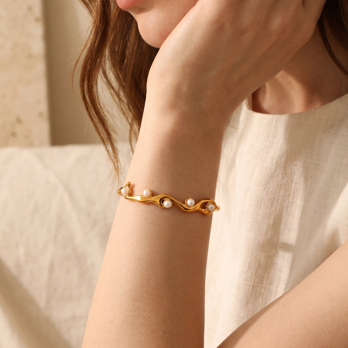Das skulpturale Perlenarmband mit Wellenmotiv