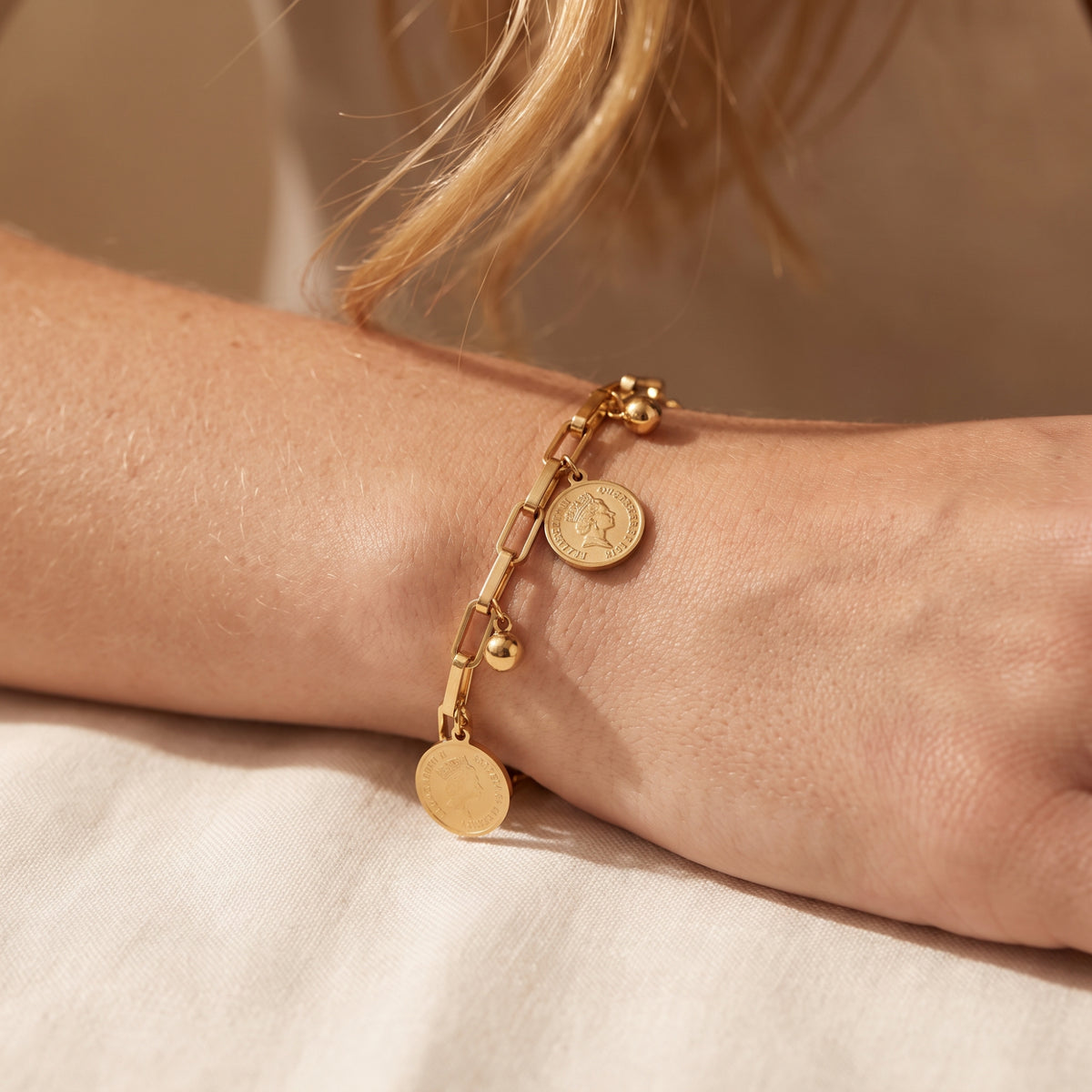Das Gliederarmband mit Münzanhänger