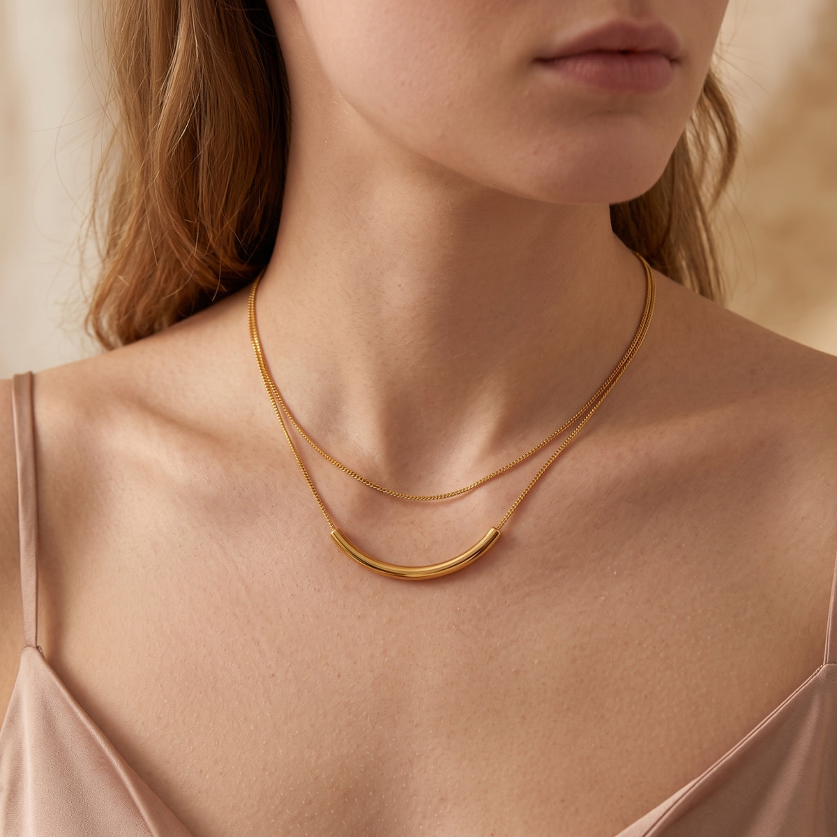 Le collier superposé en arc The Layered Arc