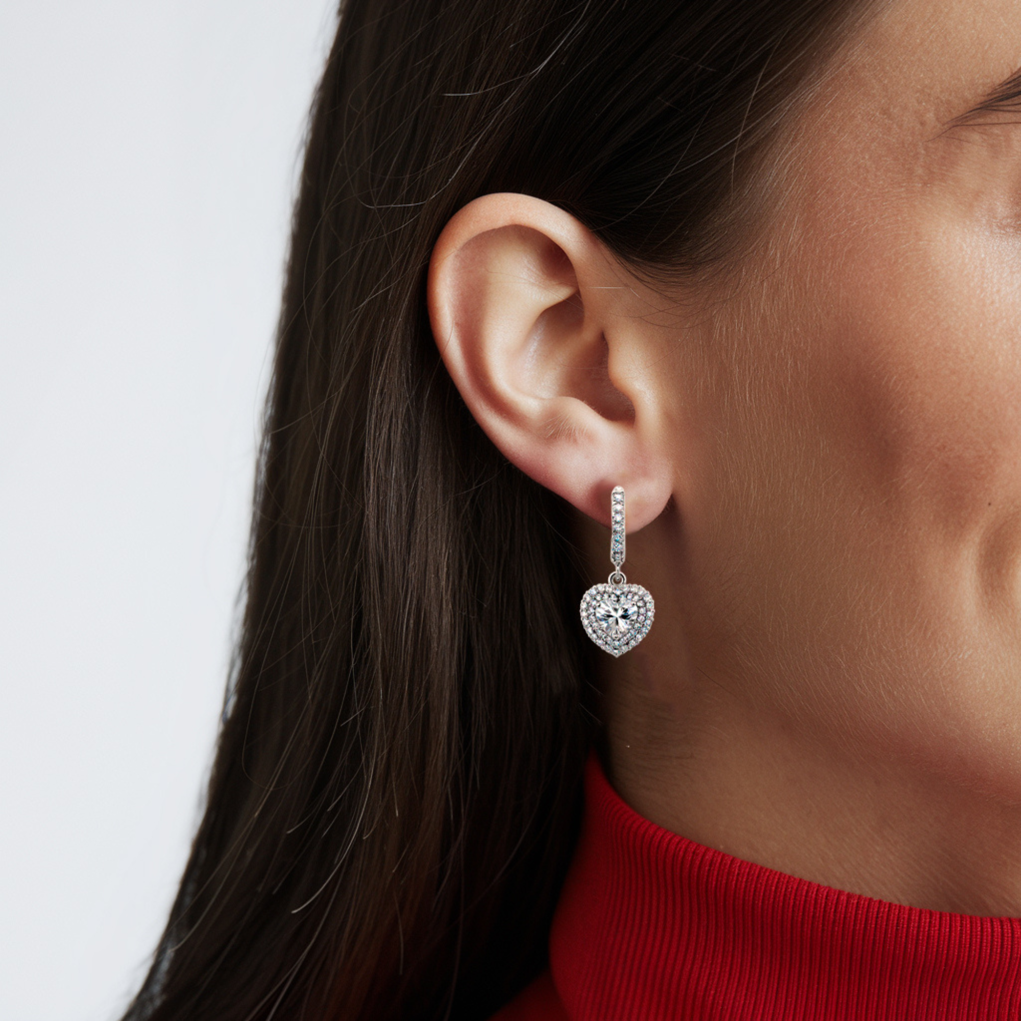 Élégantes boucles d'oreilles pendantes cœur en diamant