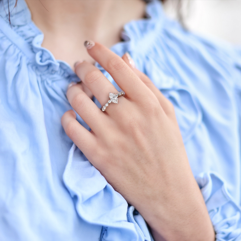 Bague demi-éternité marquise en moissanite 1CT