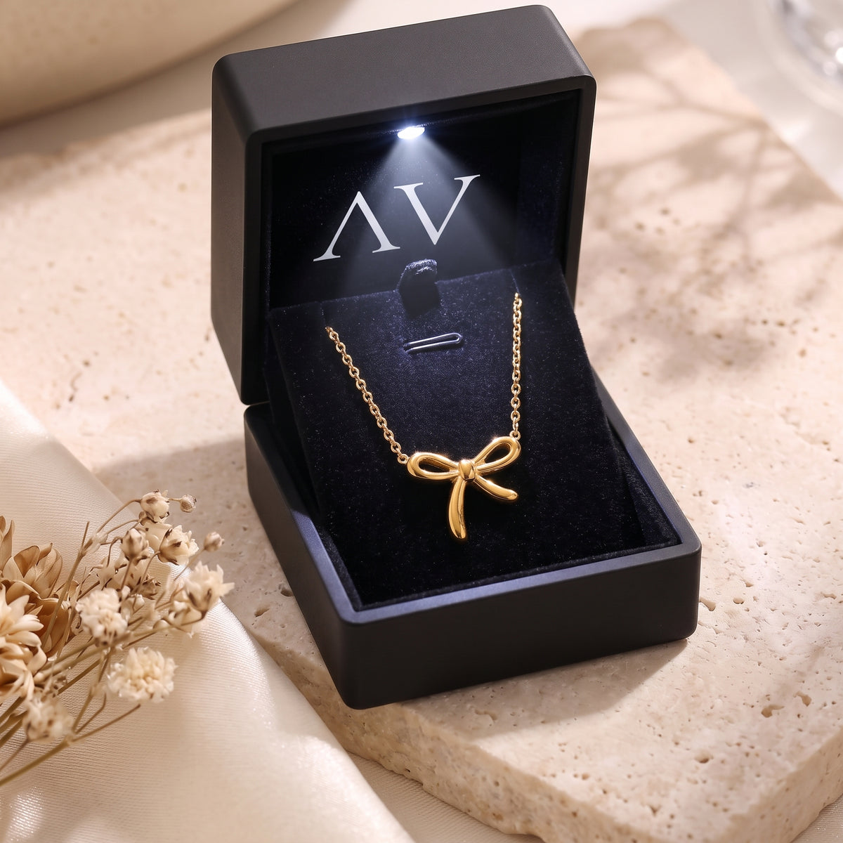 YLQ49057-NECKLACE - Premium LED Gift Box Presentation