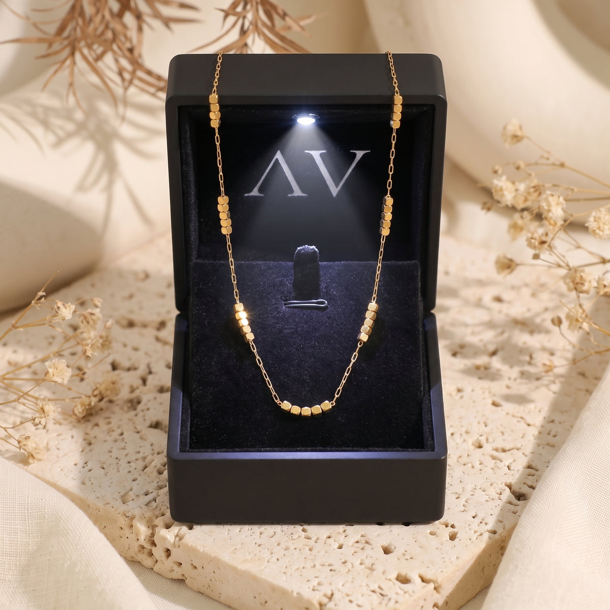 YLQ49086-NECKLACE - Premium LED Gift Box Presentation