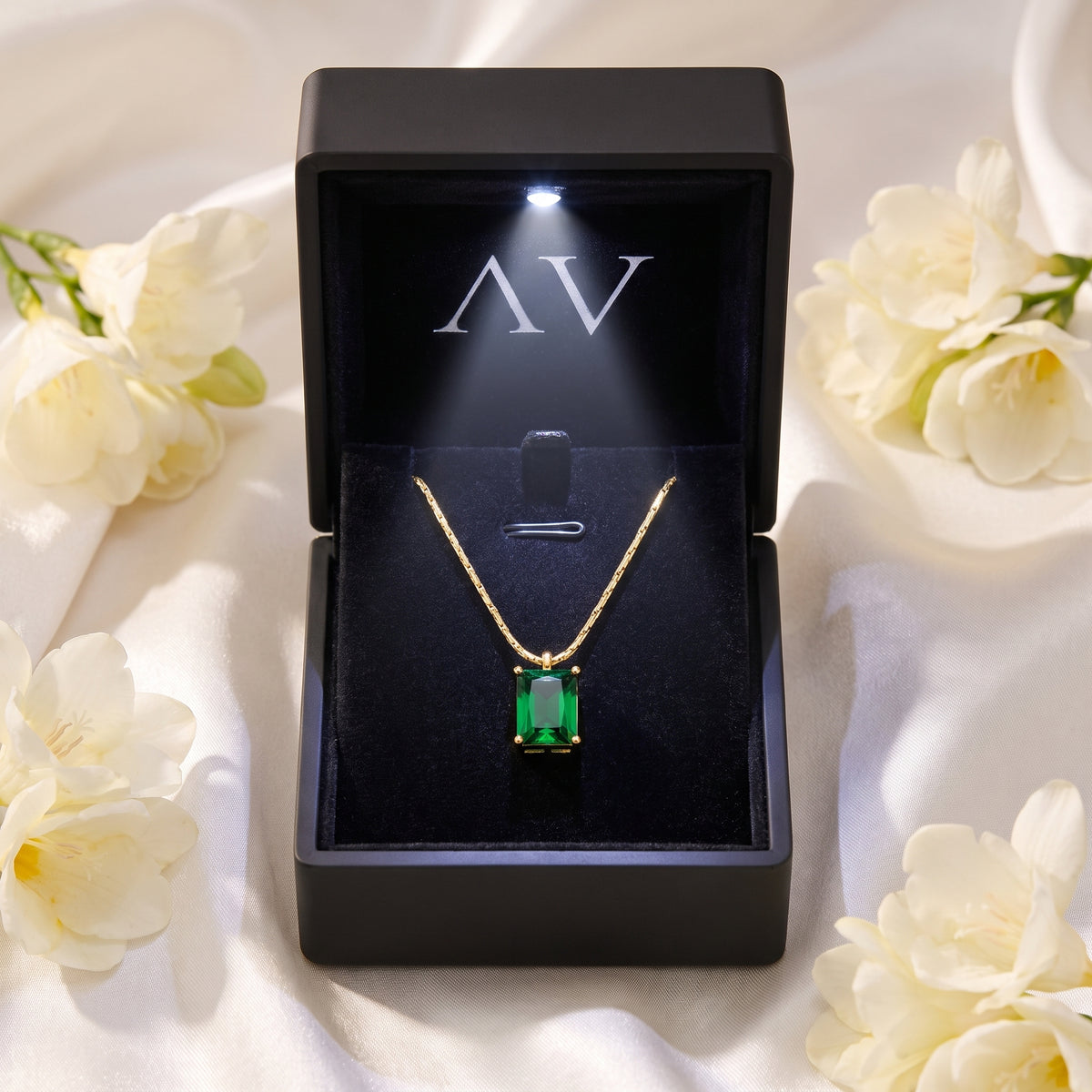 YLQ49369-NECKLACE - Premium LED Gift Box Presentation