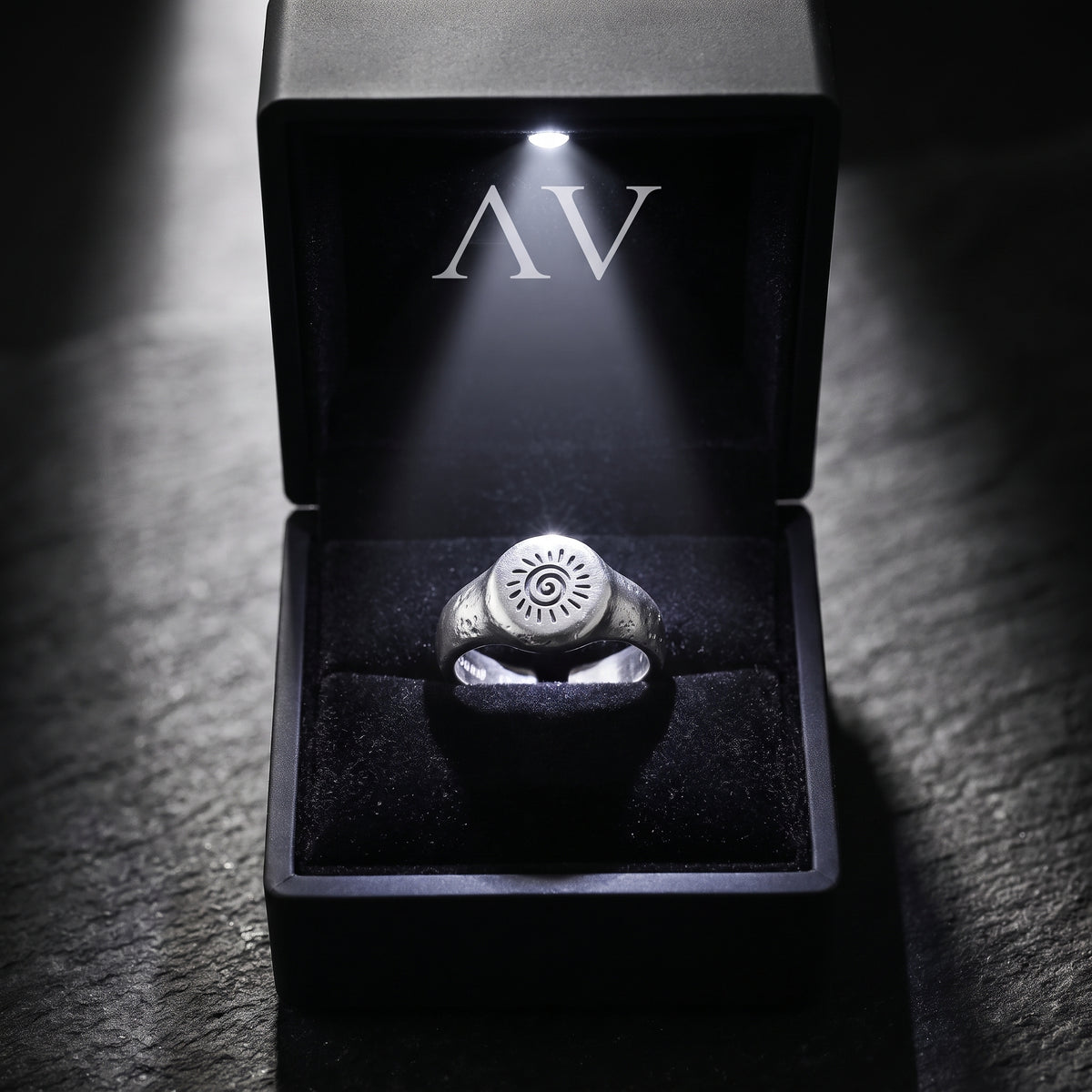 YLQ50160-rings - Premium LED Gift Box Presentation