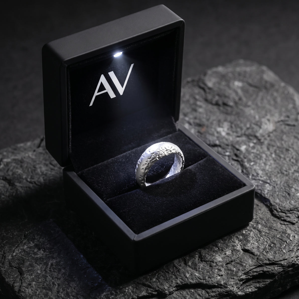 YLQ50180-rings - Premium LED Gift Box Presentation