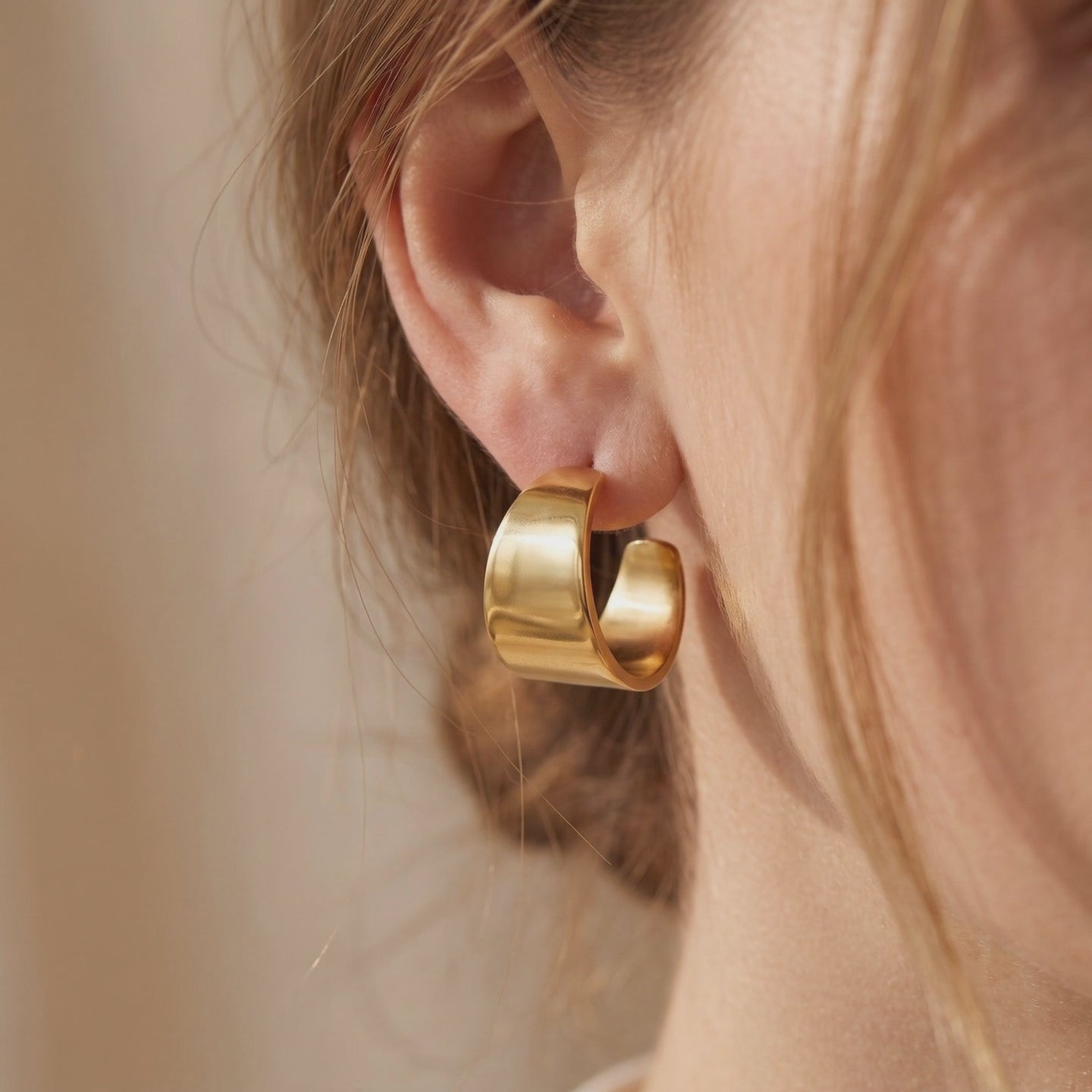YLQ49223-earrings lifestyle video