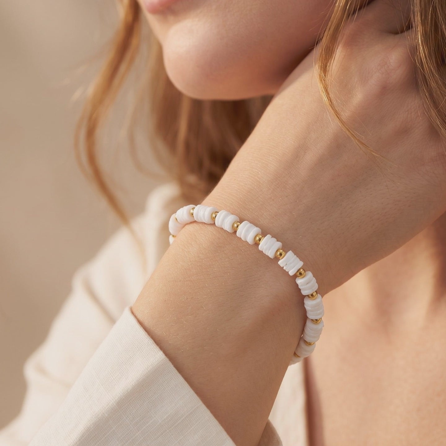 YLQ49432-bracelet lifestyle video