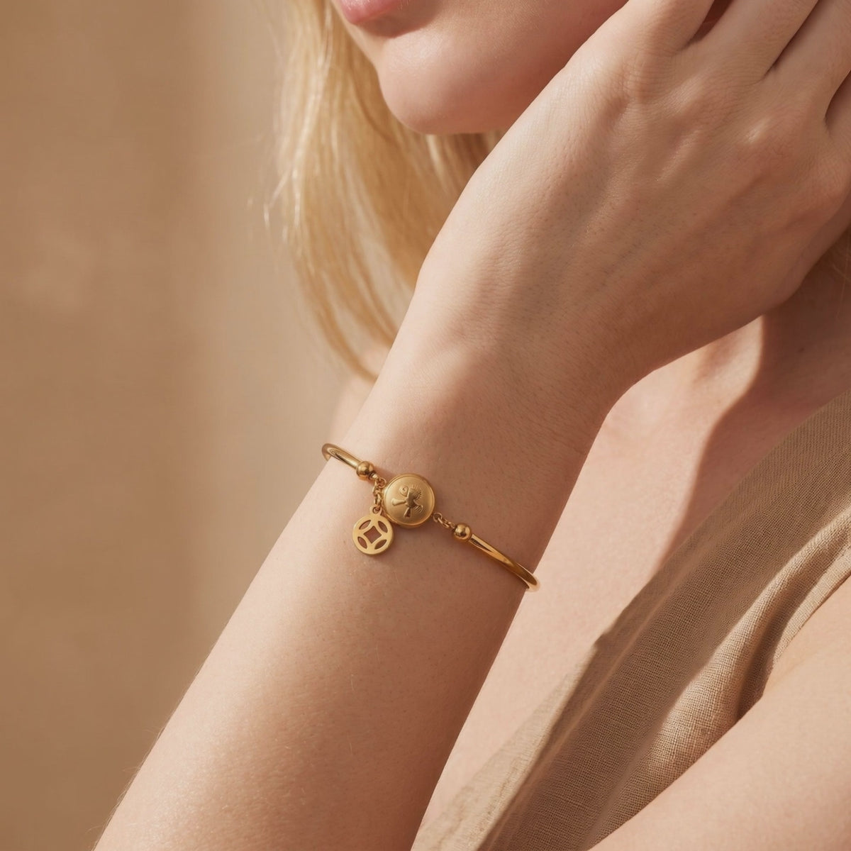 YLQ49419-bracelet lifestyle video