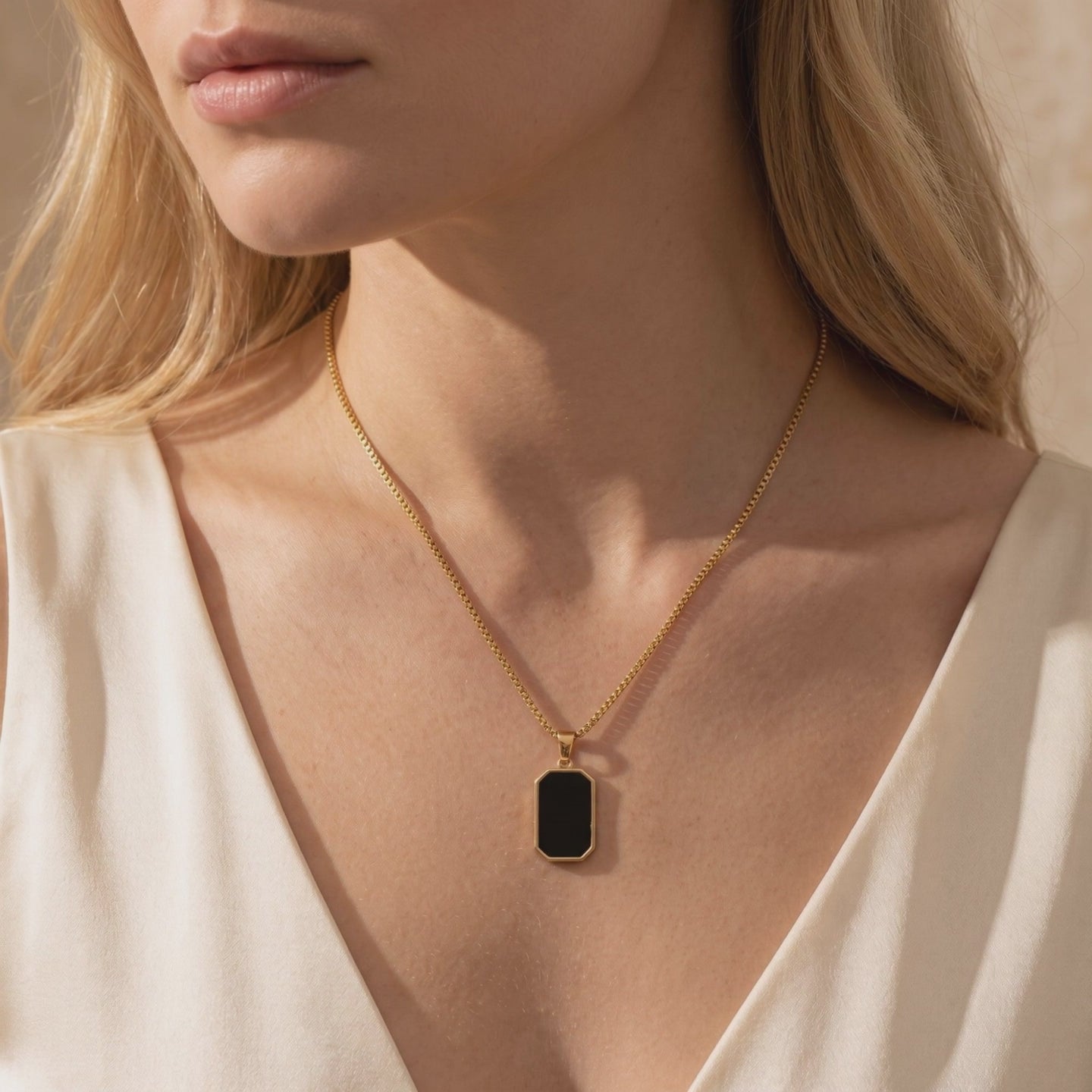 YLQ49393-NECKLACE lifestyle video
