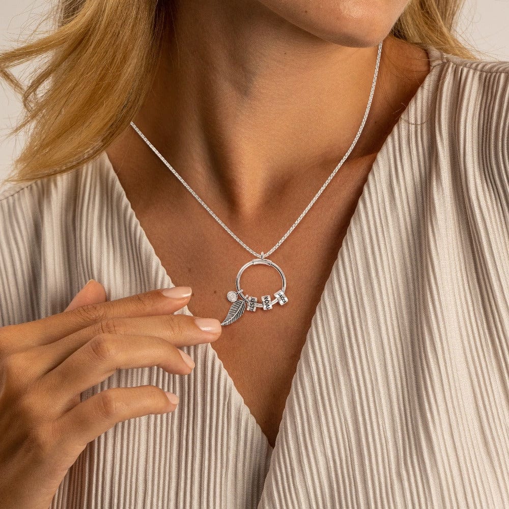 Collier personnalisé avec pendentif cercle perlé et motif feuille